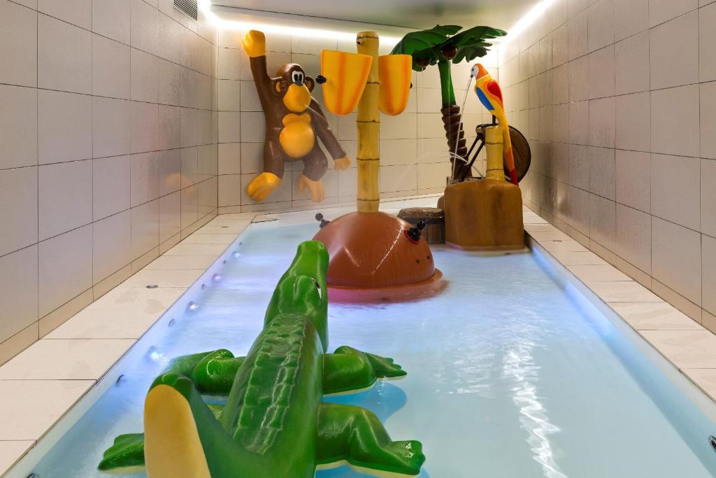 d'un bassin d'eau avec des animaux jouets. dans l'établissement Araucaria Hotel & Spa, à La Plagne