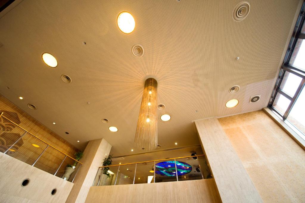 un bâtiment avec un plafond et un lustre dans l'établissement Ryugu Hotel, à Nishio