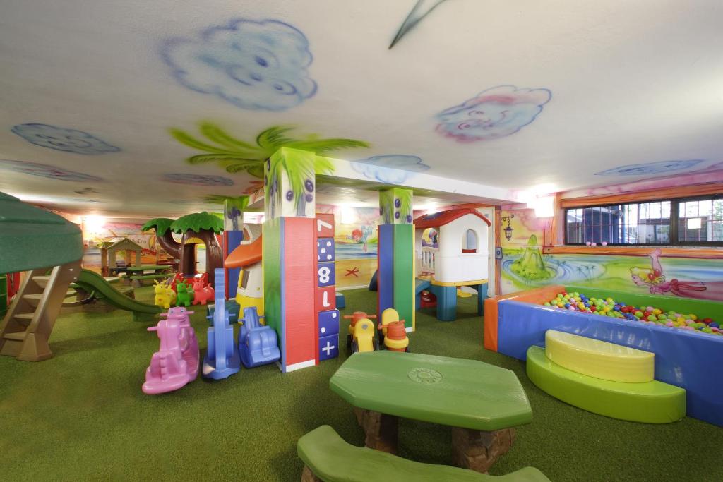 - une salle de jeux pour enfants avec une aire de jeux dans l'établissement Hotel Gardenia, à Lido di Jesolo