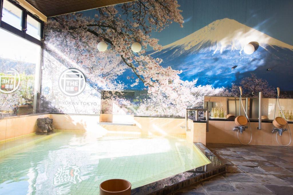 - une piscine avec une fresque murale représentant la montagne dans l'établissement The Ryokan Tokyo YUGAWARA, à Yugawara