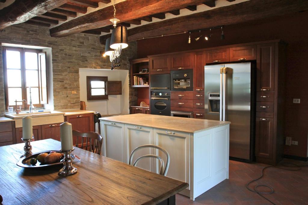 Il dispose d'une grande cuisine avec une table et un réfrigérateur. dans l'établissement Villa Cavagnetti, à Pietralunga