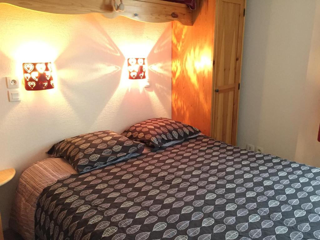 une chambre avec un lit avec deux oreillers dessus dans l'établissement Le Grand Panorama 5 Étage Balcon Vue sur La Montagne, à Saint-Gervais-les-Bains