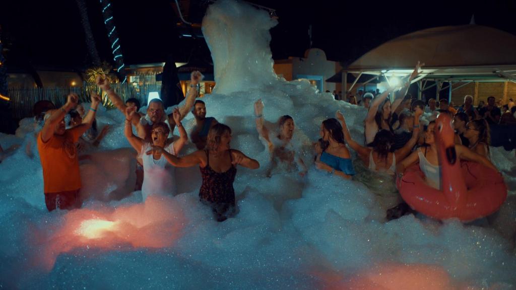 un groupe de personnes est dans une piscine en mousse dans un parc d'attractions dans l'établissement Camping Club l'Air Marin, à Vias 37 autres photos
