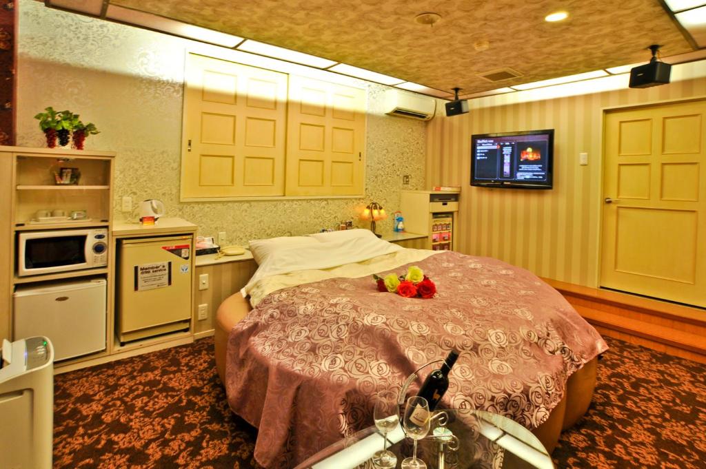 une chambre d'hôpital avec un lit et une cuisine dans l'établissement Hotel Omochabako (Love Hotel), à Kurume