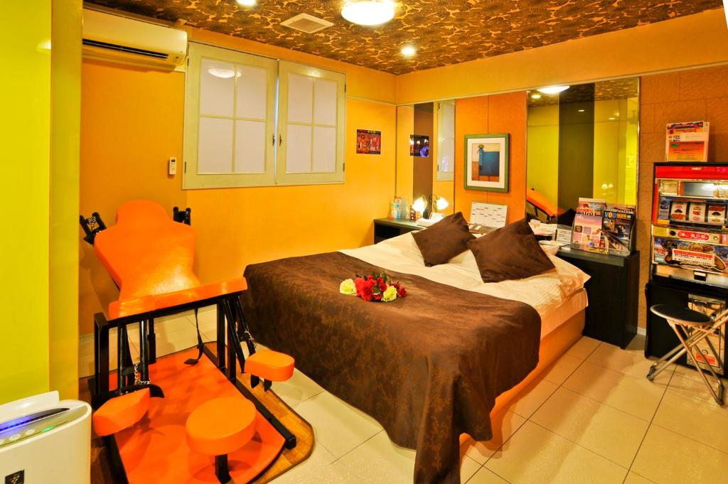 une chambre avec un grand lit et une table et des chaises dans l'établissement Hotel Omochabako (Love Hotel), à Kurume