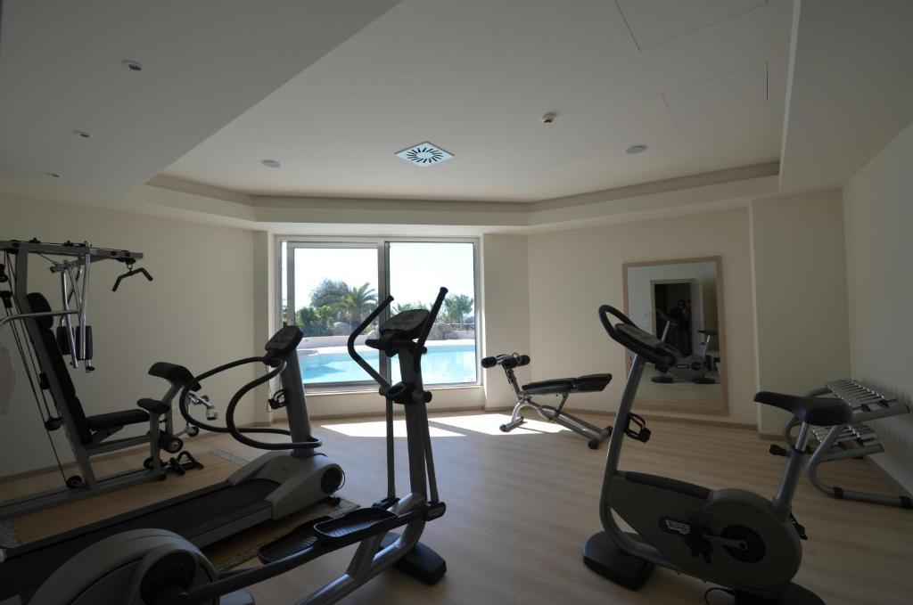 - une salle de sport dotée d'appareils de cardio-training et d'une fenêtre dans l'établissement Hotel Villaggio Cala Di Volpe, à Capo Vaticano