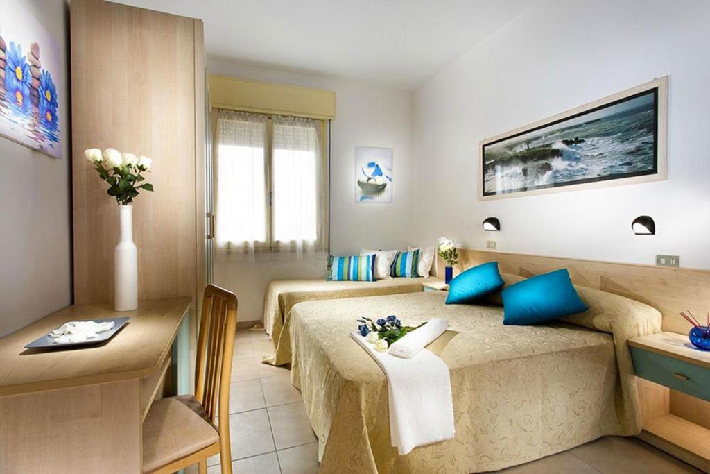 une chambre d'hôtel avec un lit et un bureau dans l'établissement Hotel Ben Hur, à Cesenatico