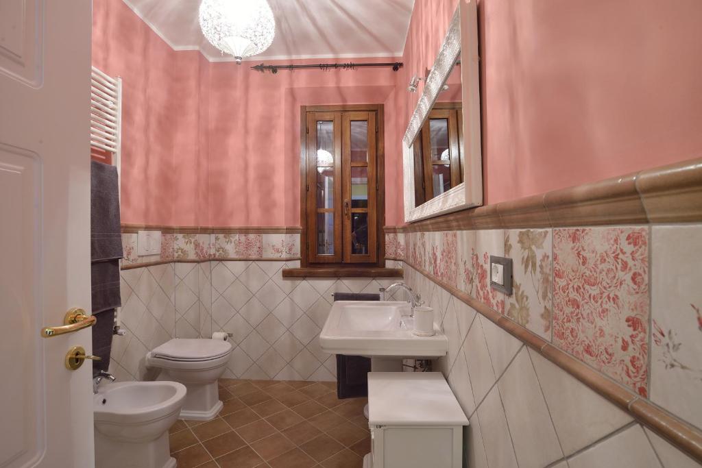 une salle de bain avec un lavabo et des toilettes dans l'établissement Villa Santa Maria Deruta, à Deruta