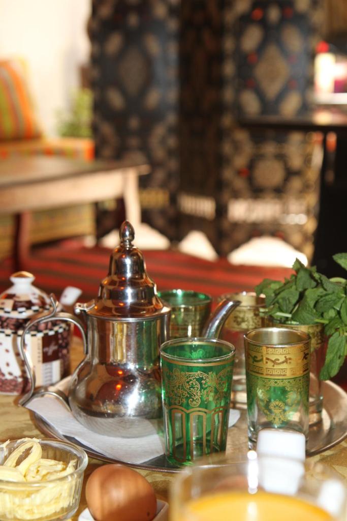 - une table avec une bouilloire et des tasses dans l'établissement Riad Chakir Mogador, à Essaouira