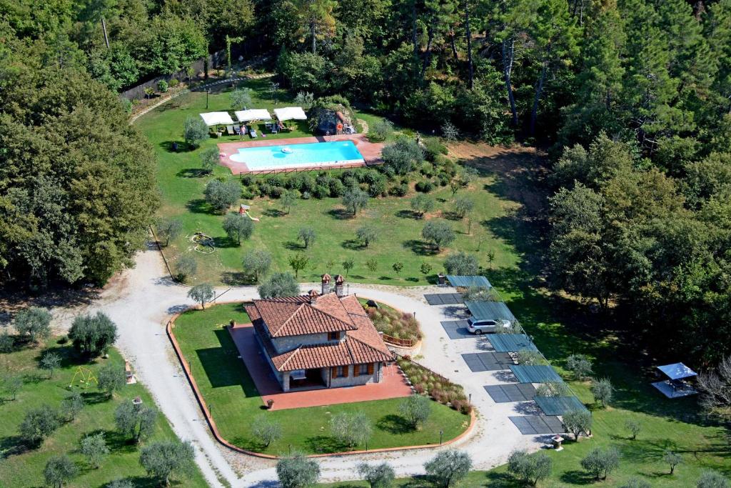 une vue aérienne d'une maison avec piscine dans l'établissement La Casetta nel Bosco, à Sinalunga