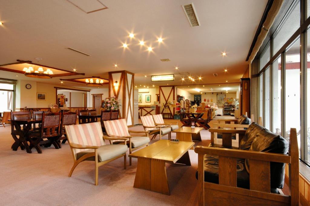 un hall avec des chaises et des tables ainsi qu'un restaurant dans l'établissement Horohoro Sanso, à Date