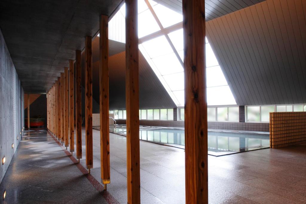 une piscine dans un immeuble avec une grande fenêtre dans l'établissement Horohoro Sanso, à Date