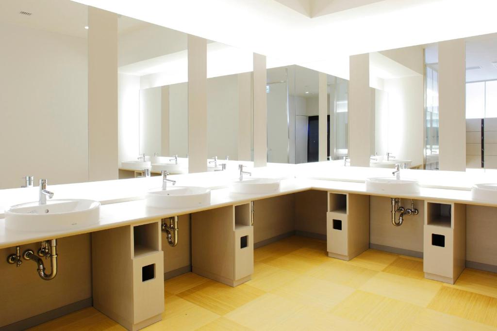 La grande salle de bains est pourvue de 4 lavabos et de miroirs. dans l'établissement Horohoro Sanso, à Date