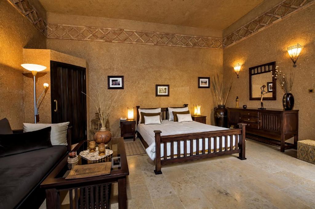 une chambre avec un lit et un canapé dans l'établissement Riad Soleil D'orient, à El Jadida