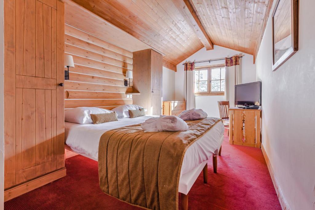 - une chambre avec 2 lits et une télévision dans l'établissement Residence Arc 1950 Le Village - maeva Home, à Arc 1950