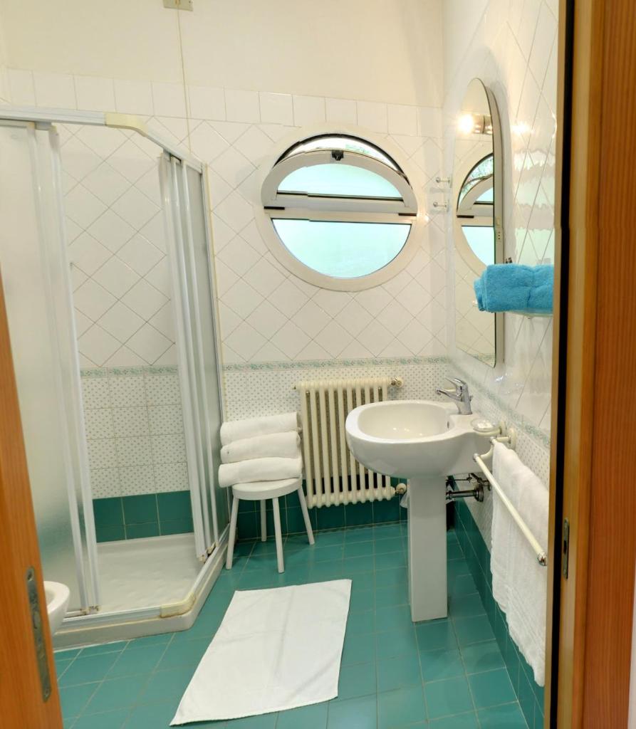 une salle de bain avec un lavabo et une douche dans l'établissement Residence le Spiagge, à Rimini
