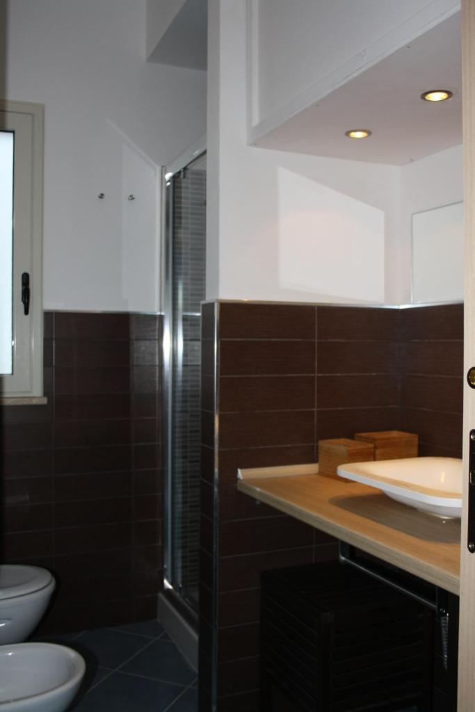 La salle de bains est pourvue de 2 toilettes, d'un lavabo et d'une douche. dans l'établissement Villa Alice, à Santo Stefano di Camastra