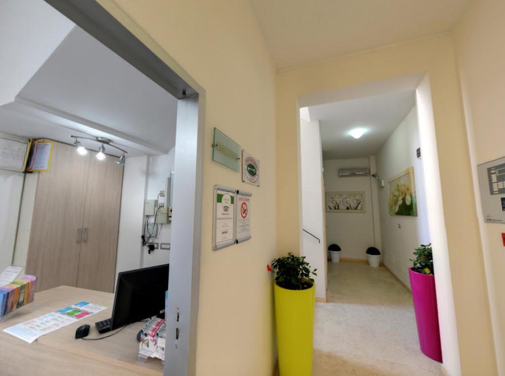 un couloir ouvert avec une chambre dotée d'un ordinateur sur un mur dans l'établissement Residence Il Tulipano, à Riccione 35 autres photos