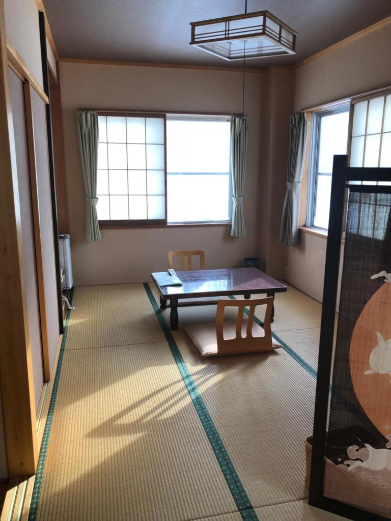 - un salon avec une table au milieu dans l'établissement Shiunso, à Nikkō