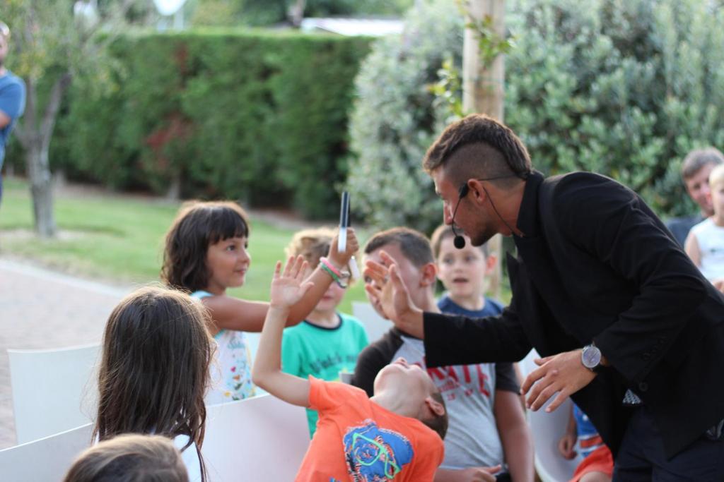 un homme prenant une photo d'un groupe d'enfants dans l'établissement Residence Borgomare, à Albenga 108 autres photos