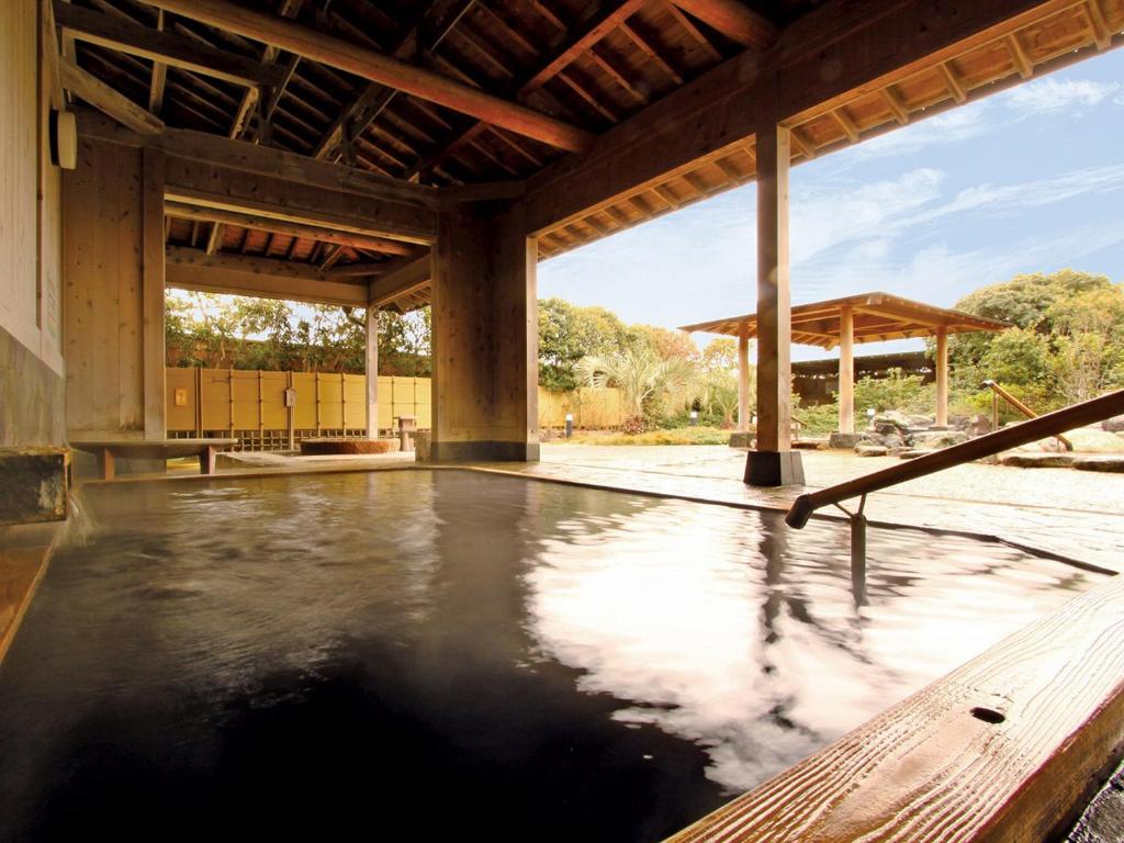 une flaque d'eau vide dans un bâtiment dans l'établissement Spa&Resort Kujukuri Taiyou-no-sato, à Chosei