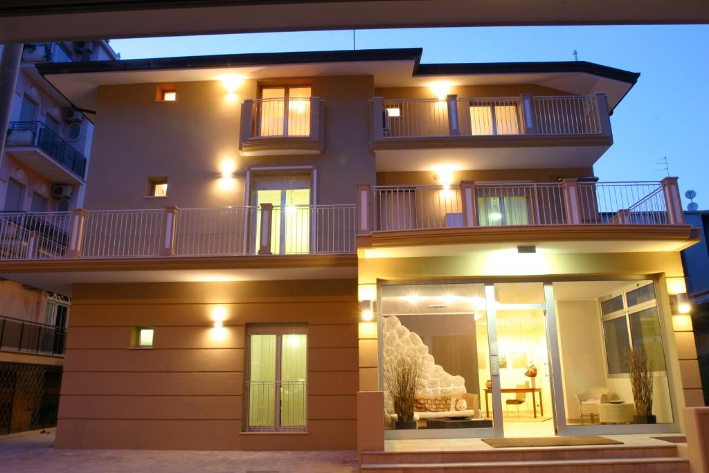 un grand bâtiment avec des lumières au sommet dans l'établissement Residence La Dolce Vita, à Rimini