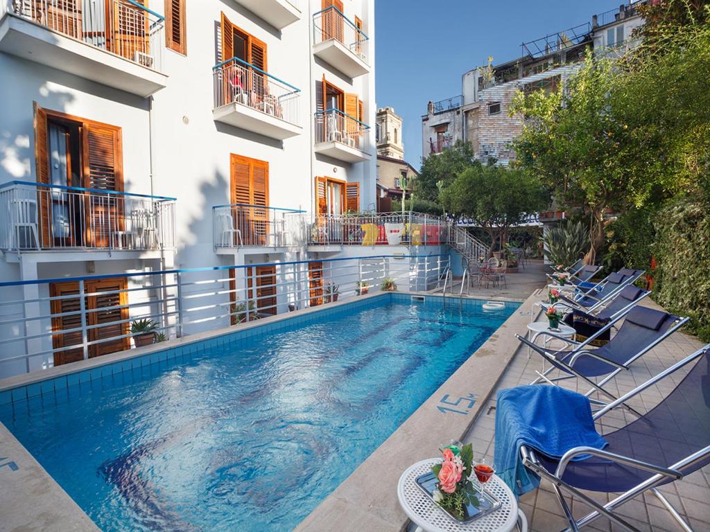 une piscine devant un bâtiment dans l'établissement Hotel Club, à Sant'Agnello