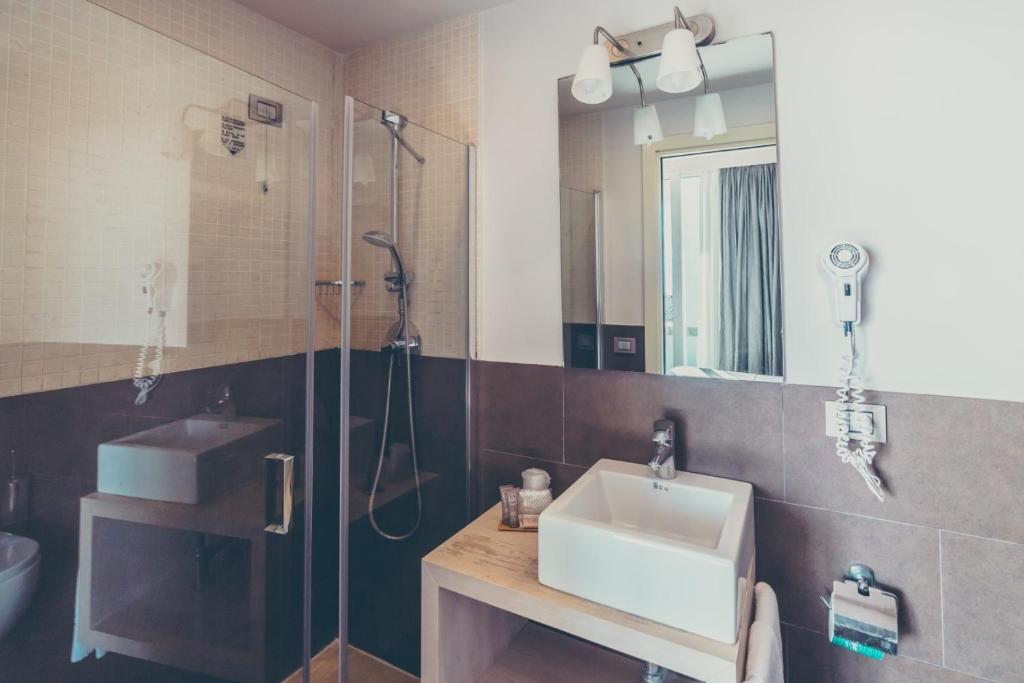 une salle de bain avec un lavabo et une douche dans l'établissement Il Piccolo Giardino GH ***Superior, à Taormine