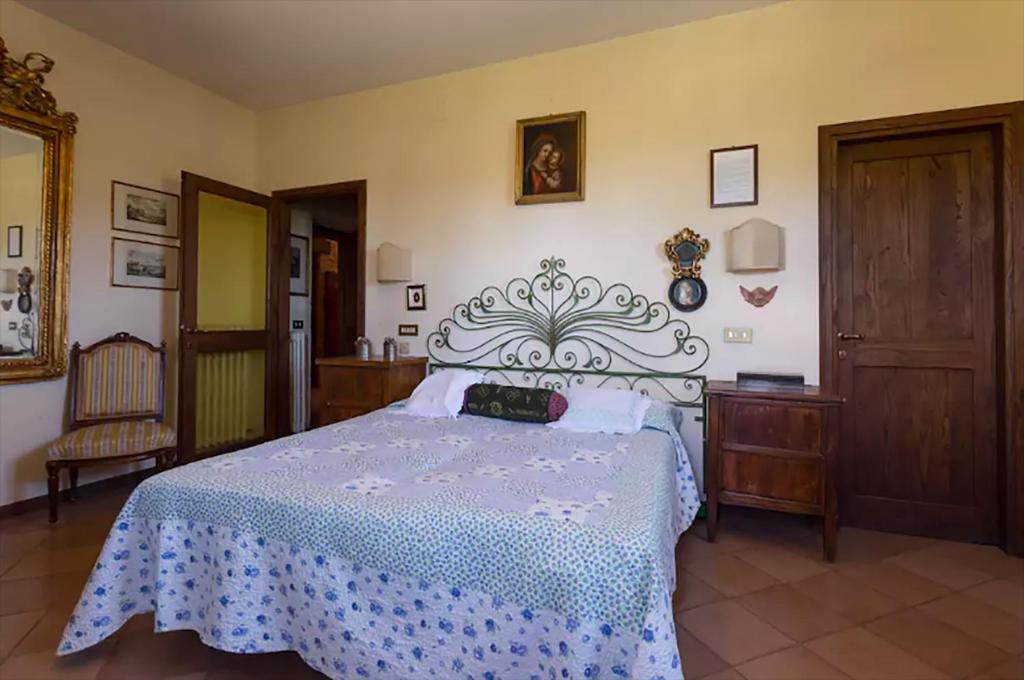 une chambre avec un lit avec un couvre-lit bleu et blanc dans l'établissement Private pool Villa Wine&cooking -Trasimeno Lake, à Panicale