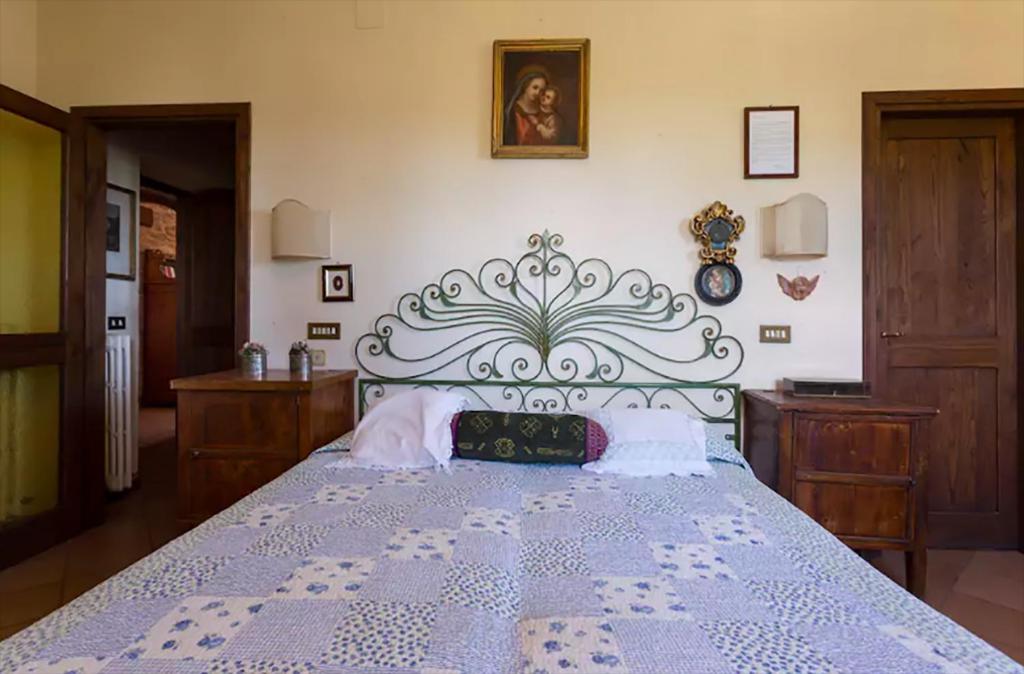 une chambre avec un lit avec un couvre-lit bleu et blanc dans l'établissement Private pool Villa Wine&cooking -Trasimeno Lake, à Panicale 27 autres photos