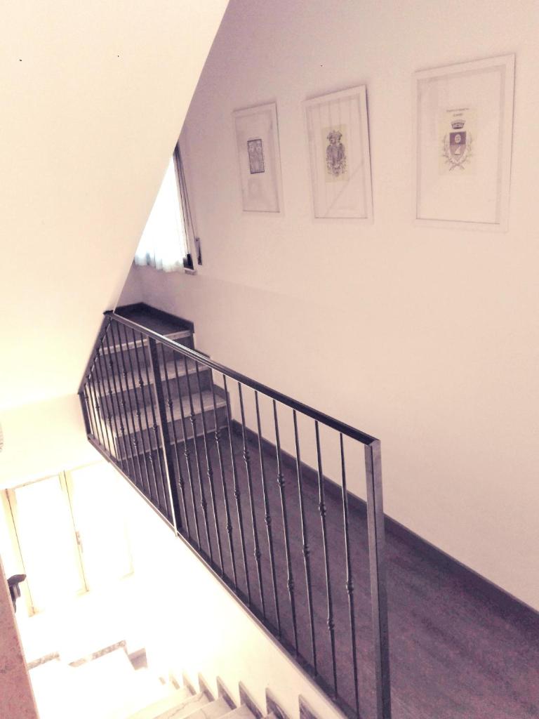 un escalier dans une maison avec une rampe d'escalier dans l'établissement Birilli B&B, à Civitanova Marche