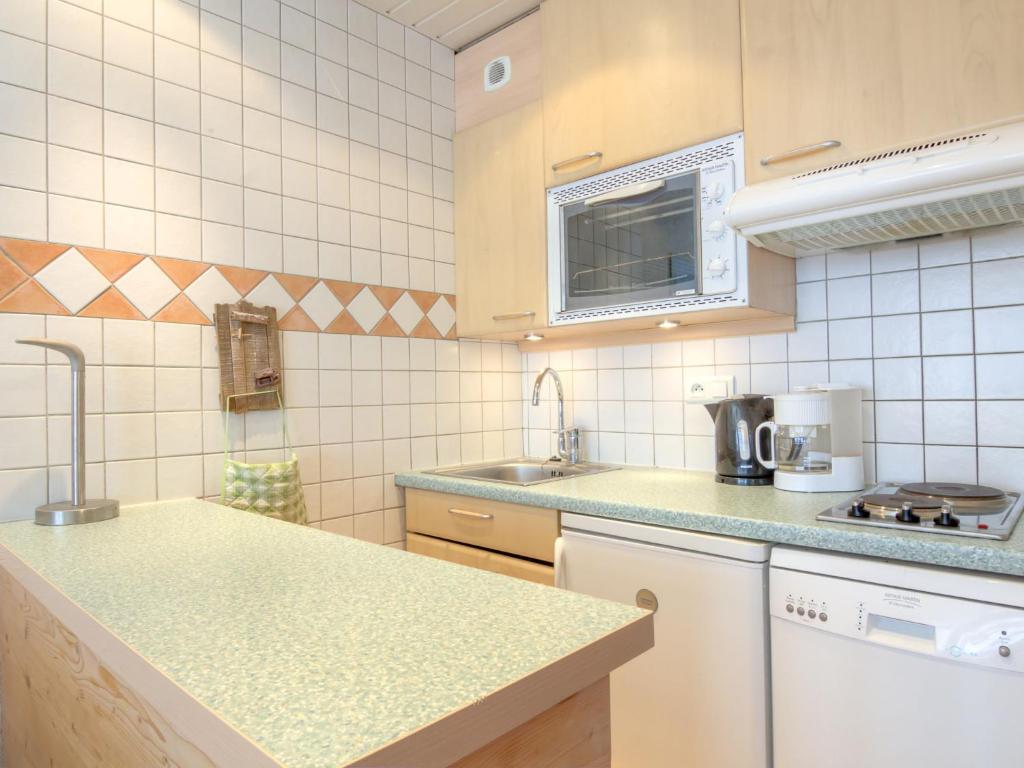 une cuisine avec un évier et un plan de travail dans l'établissement Studio Le Prariond - Val Claret-9 by Interhome, à Tignes