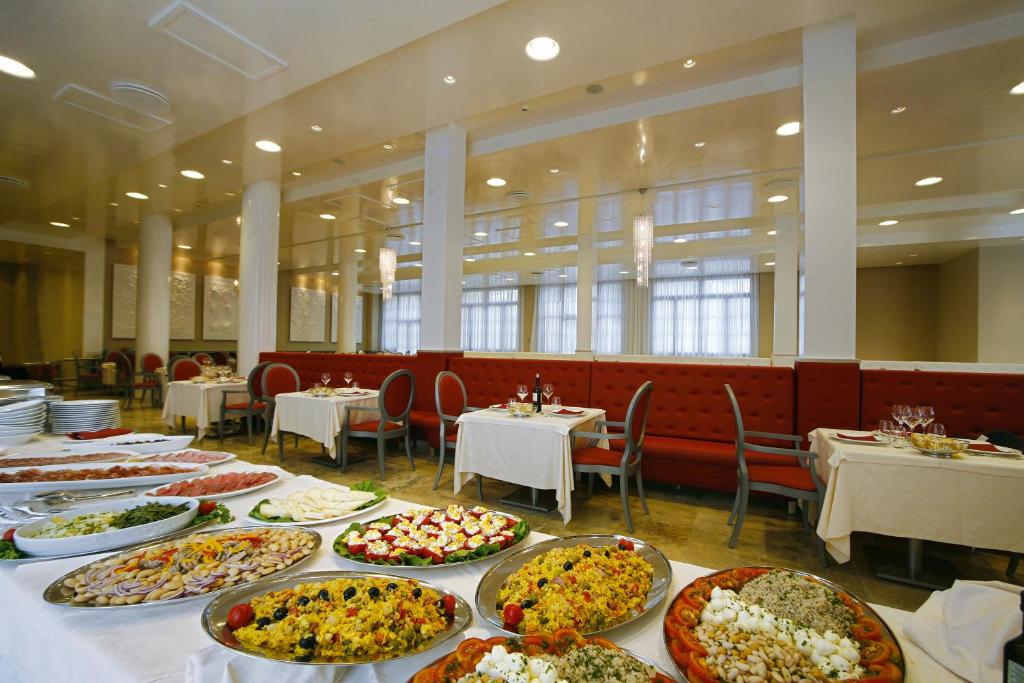 une longue table avec de nombreux plats dans l'établissement Toscana Sport Resort, à Tirrenia