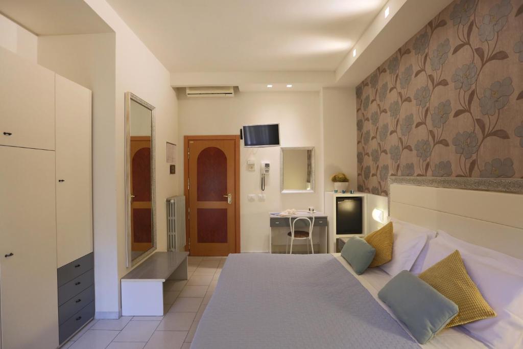 une chambre avec un grand lit et une cuisine dans l'établissement ELISABETTA hotel, à Cesenatico