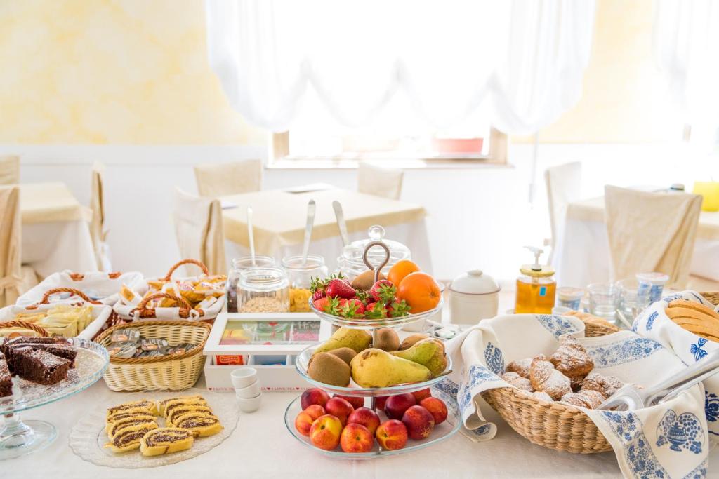 une table recouverte de nombreux paniers de nourriture dans l'établissement Hotel St. Moritz, à Rimini