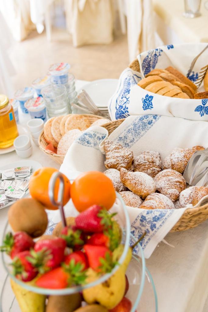 une table recouverte de paniers de différents types de denrées alimentaires dans l'établissement Hotel St. Moritz, à Rimini 38 autres photos