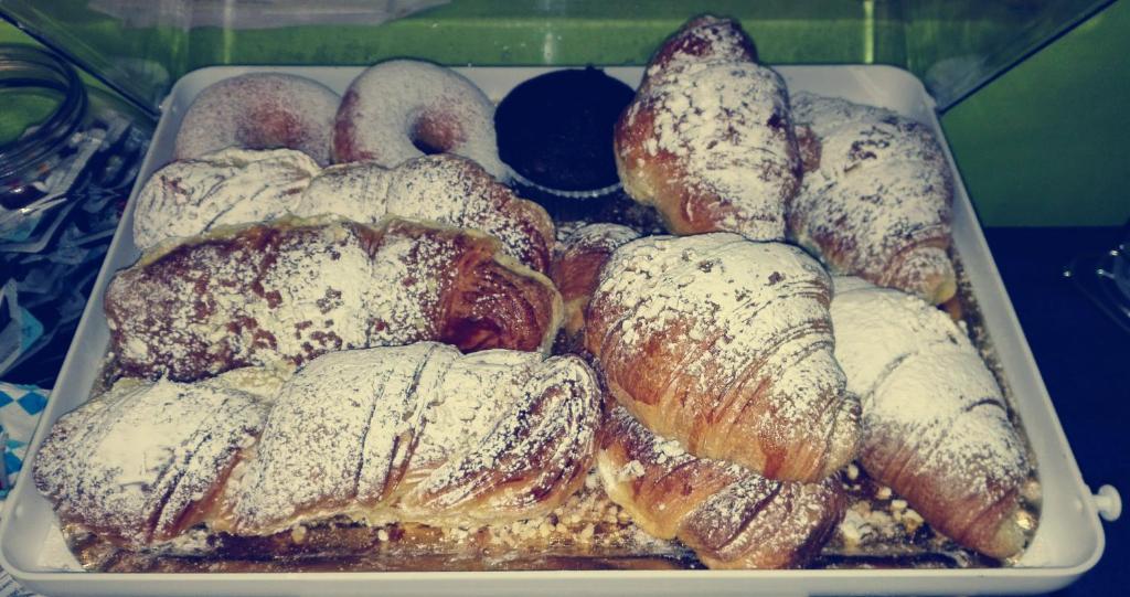 - un plateau de croissants et d'autres viennoiseries sur une table dans l'établissement Birilli B&B, à Civitanova Marche