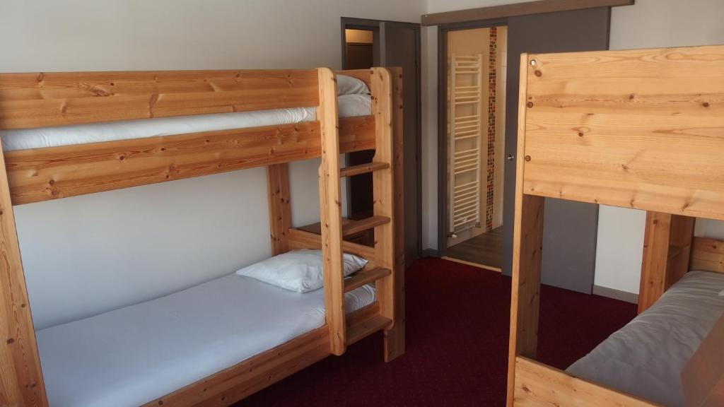 - une chambre avec 2 lits superposés dans une cabine dans l'établissement A21 Roc de Péclet, à Val Thorens