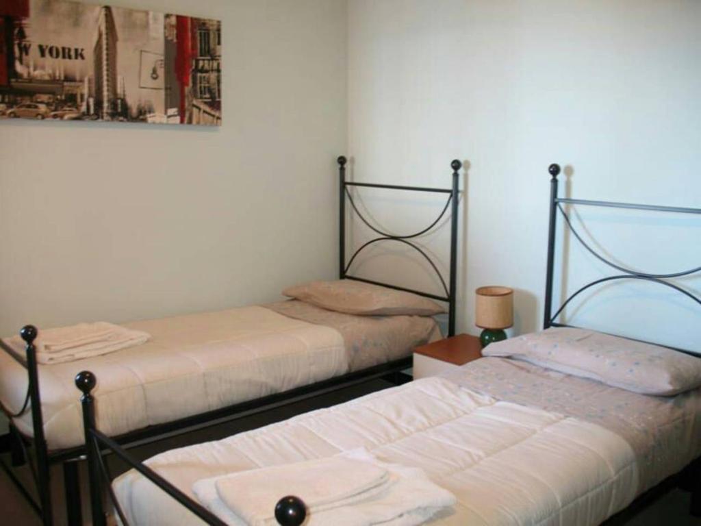 une chambre avec deux lits et un tableau au mur dans l'établissement Villa panoramica tra suggestive notti stellate., à Torre delle Stelle