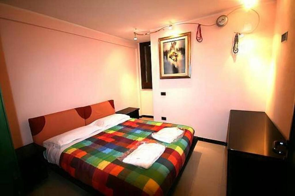 - une chambre avec un lit coloré dans l'établissement Villa panoramica tra suggestive notti stellate., à Torre delle Stelle