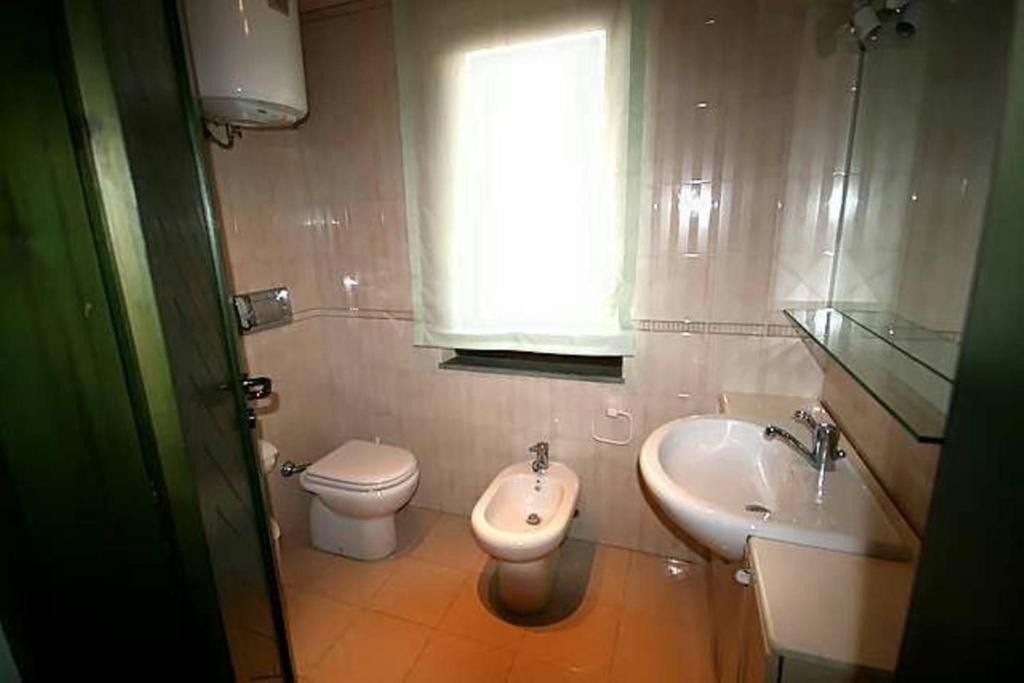 une petite salle de bain avec toilettes et lavabo dans l'établissement Villa panoramica tra suggestive notti stellate., à Torre delle Stelle