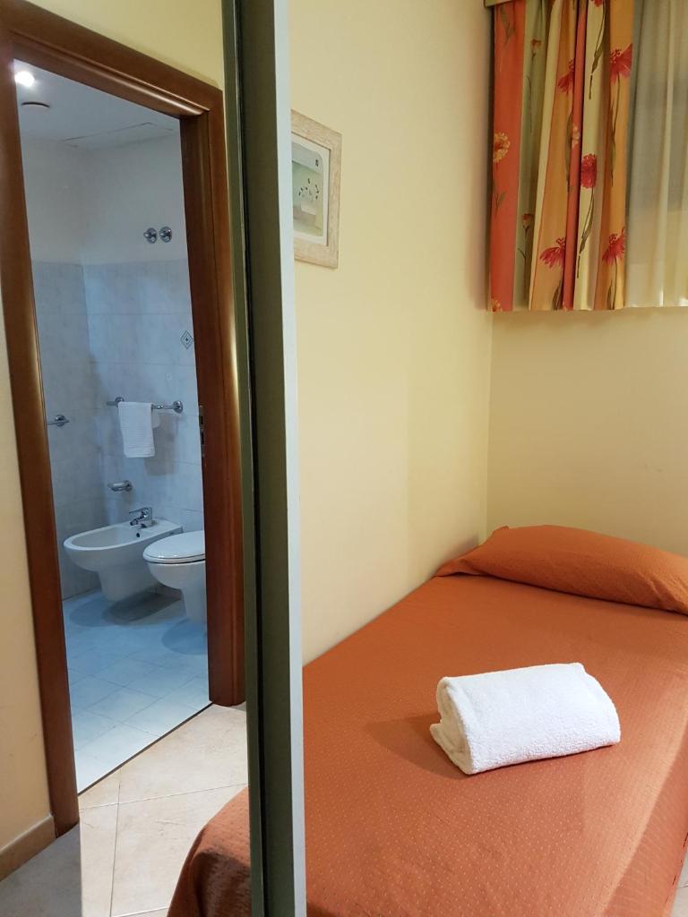 une chambre avec un lit et une salle de bain avec WC dans l'établissement Hotel Orizzonte, à Letojanni