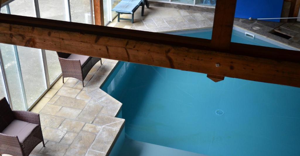 une vue aérienne d'une piscine dans une maison dans l'établissement Gîte de la Merluchette, à Nazelles-Négron 21 autres photos