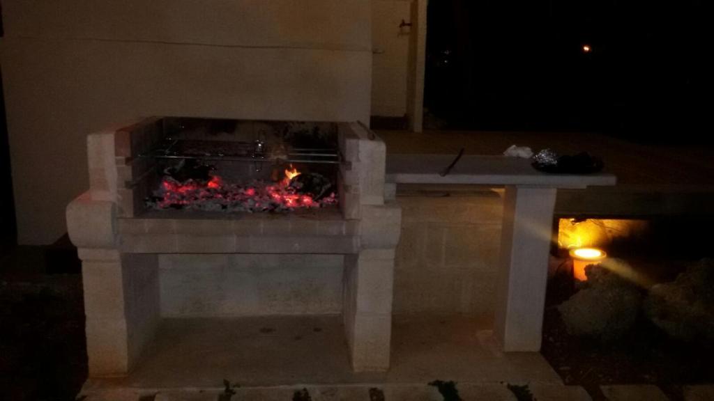 une cheminée en Lego avec un feu dedans dans l'établissement Villa panoramica con piscina, à Fasano