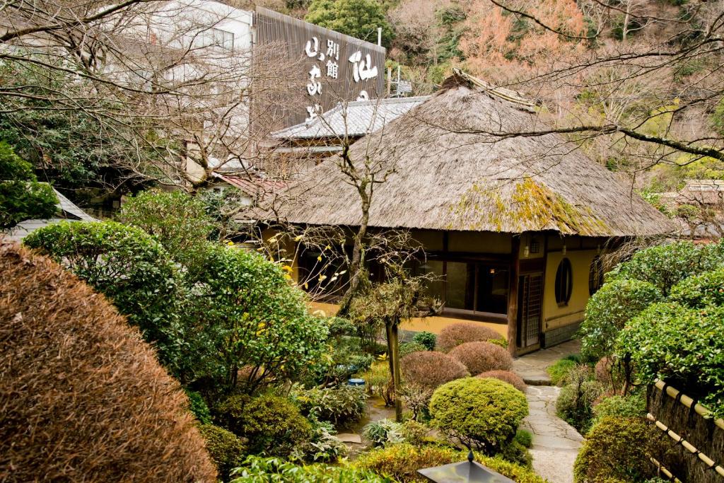 d'un jardin avec un toit de chaume. dans l'établissement Yamagaso, à Hakone