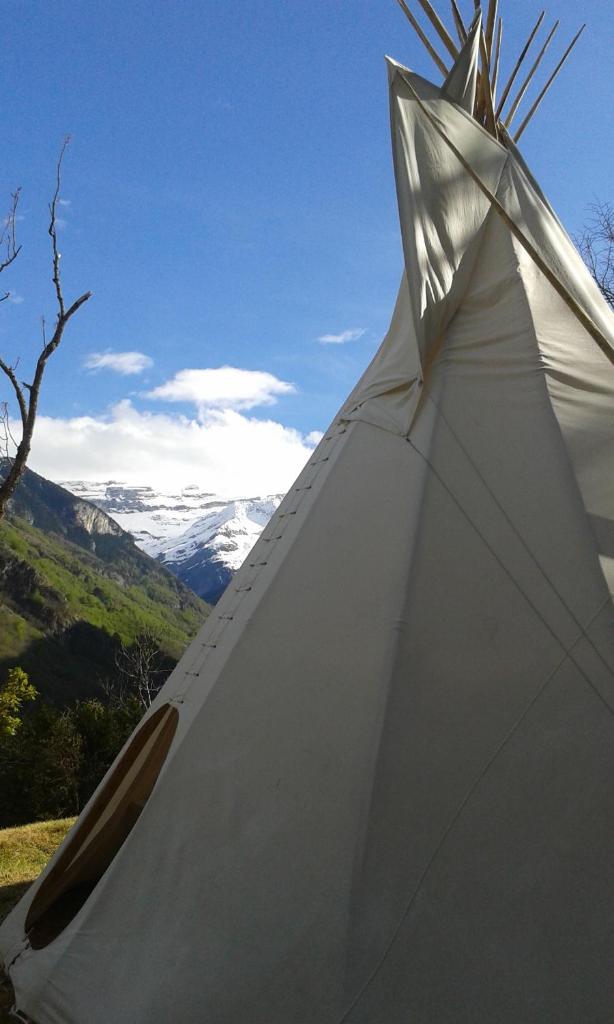 - la fermeture d'une tente blanche avec des montagnes en arrière-plan dans l'établissement Tipis nature, à Gavarnie