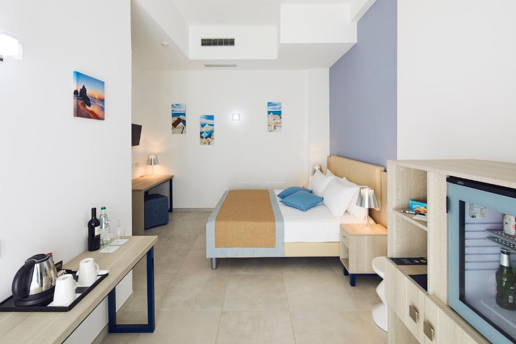 une petite chambre avec un lit et une télévision dans l'établissement TUI BLUE Tropea, à Santa Domenica