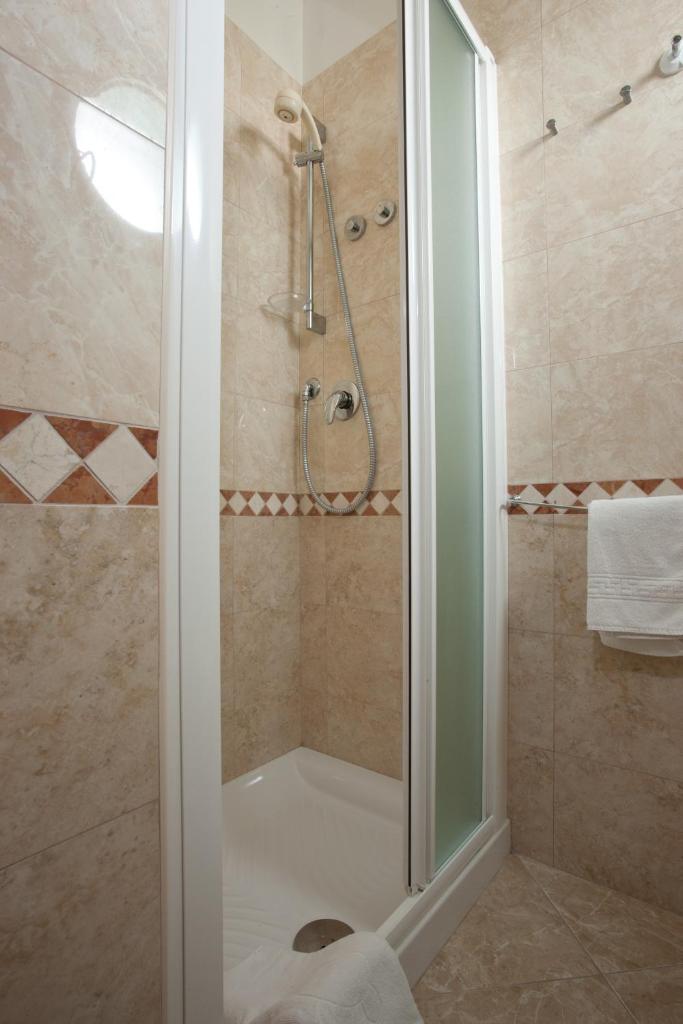 une douche avec une porte vitrée dans une salle de bain dans l'établissement Hotel Gaby, à Rimini