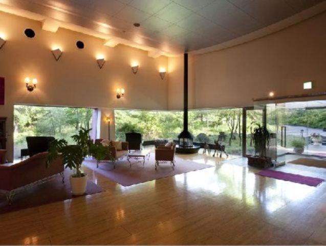 Cette grande chambre dispose d'un salon avec une cheminée. dans l'établissement Izumigo Kiyosato Kogen Hotel, à Hokuto