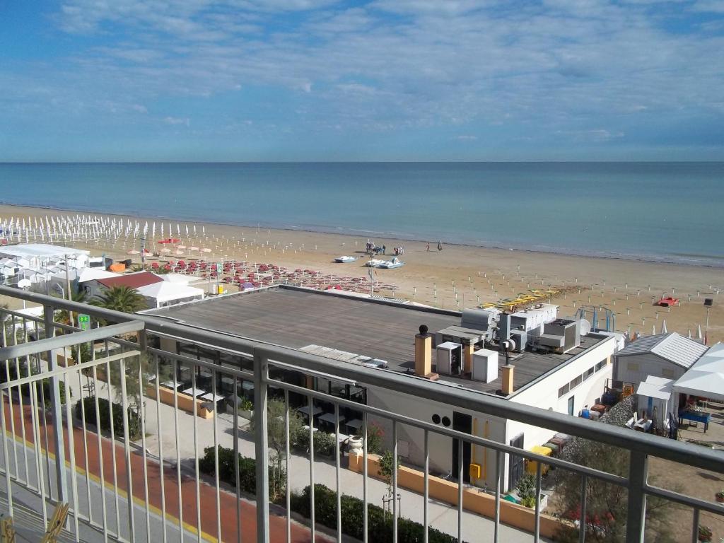 une vue sur la plage depuis le balcon d'un immeuble dans l'établissement Hotel Italia, à Senigallia